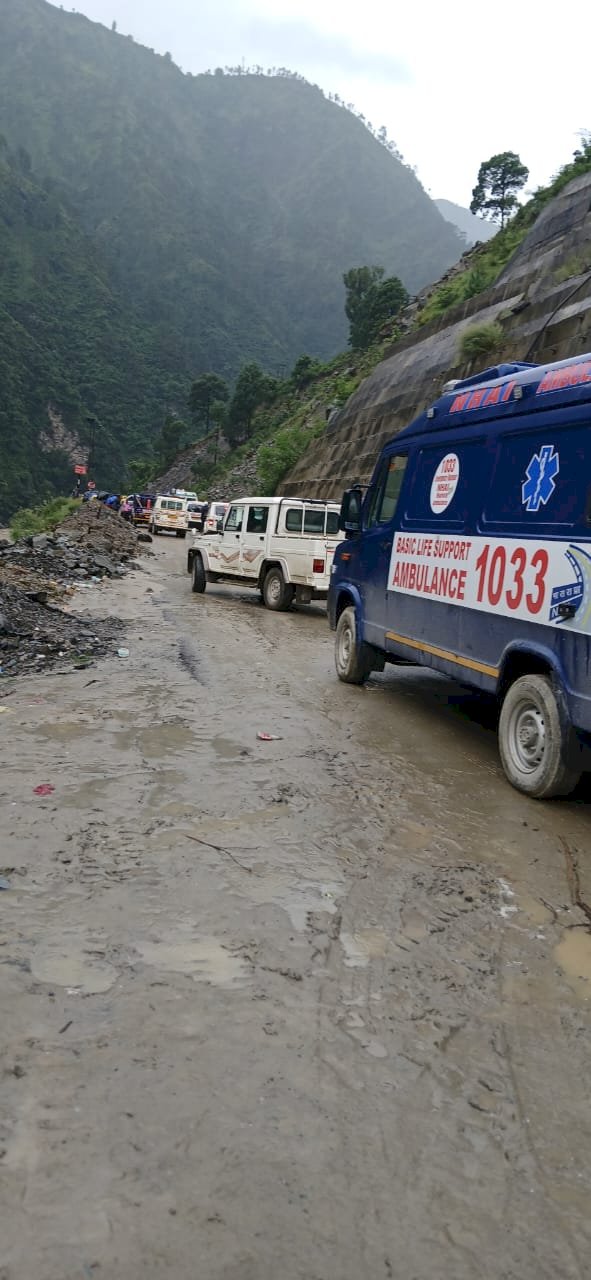 इंसानी हौसले के आगे टिक नहीं सकी प्राकृतिक आपदा की बाधाएं, क्षतिग्रस्त फोरलेन से सुरक्षित निकाली एंबुलेंस