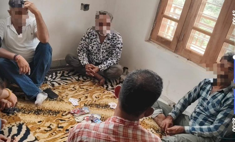 खदाल में ठाकुर ढाबे के ऊपर खेला जा रहा था जुआ: 45,520 की करंसी पकड़ी, 4 जुआरी धरे...