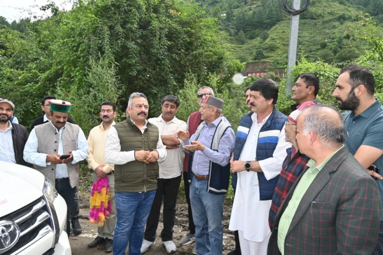 शिक्षा मंत्री ने किया जुब्बल कोटखाई का दौरा, आपदा से हुए नुकसान का लिया जायज़ा