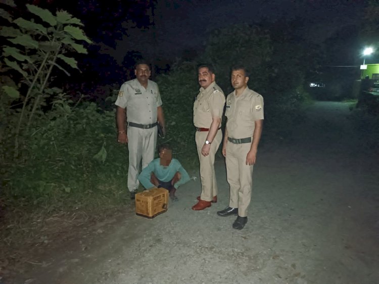 4 लीटर अवैध शराब, 7 बोतल देशी पकड़ीं, पुलिस ने धरे आरोपी