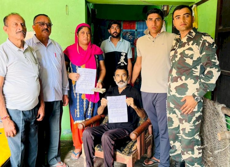 सीआरपीएफ देवभूमि हिमाचल प्रदेश ग्रुप ने कैंसर पीड़ित के इलाज के लिए  जुटाए 64 हजार रुपए