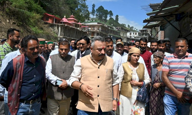 रोहित ठाकुर ने कुड्डू पंचायत में आपदा से हुए नुकसान का लिया जायजा