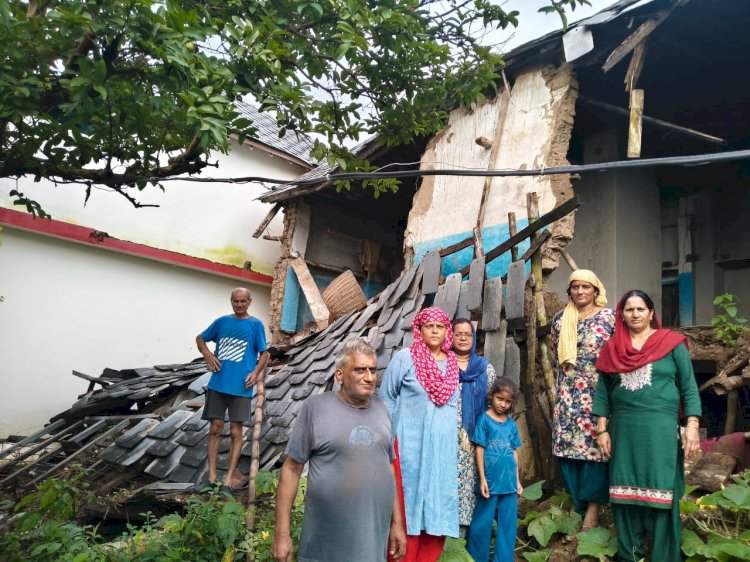 बारिश का कहर : प्रेम चंद की आटा चक्की ध्वस्त, आजीविका पर संकट