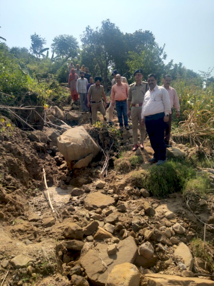 मनमोहन शर्मा ने जामन दा डोरा गांव में भारी वर्षा के कारण हुए क्षतिग्रस्त हुए मकानों का लिया जायज़ा