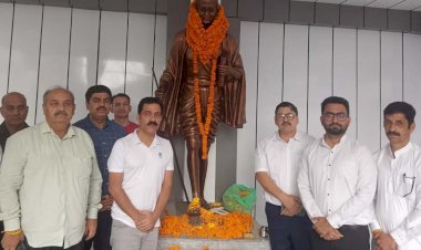 महात्मा गांधी और लाल बहादुर शास्त्री को किया नमन