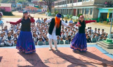 गीत व नाटक से सुरक्षित भवन निर्माण व आपदा में बचाव की दी जानकारी