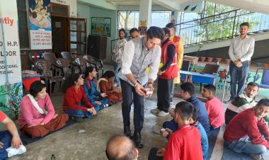 उपायुक्त ने सुंदरनगर में विशेष बच्चों को दिए दीपावली उपहार