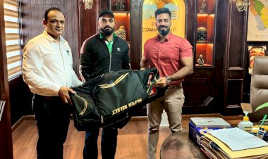 उपायुक्त ने अंकुश को भेंट की क्रिकेट किट