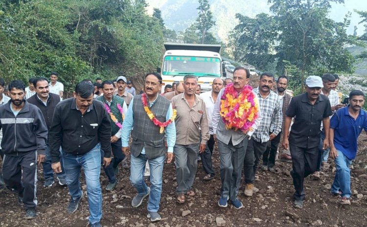 उद्योग मंत्री ने एनएच 707 तथा चिलोन-चोकी मृगवाल सड़क किया निरीक्षण, शिलाई,कफोटा तथा सतौन में सुनी जनसमस्याएं