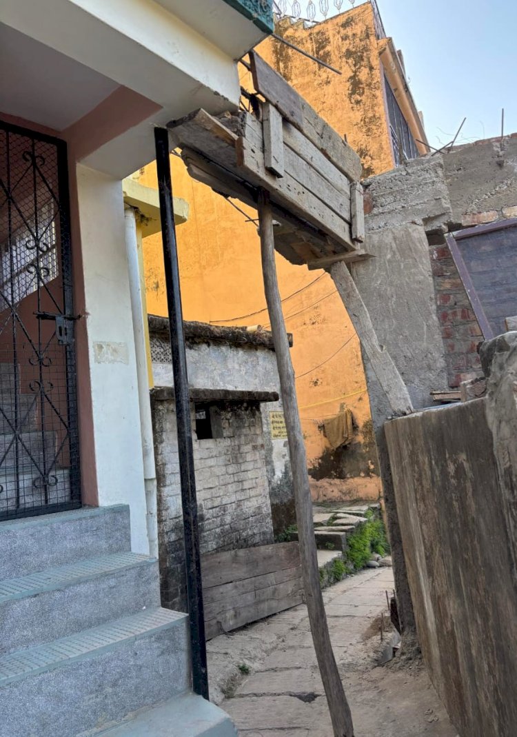हैरानी: निर्माण के लिए 8 महीनों से पैदल रास्ते के बीच खड़ी कर दी स्पोर्ट, नप का नोटिस भी काम नही आया..