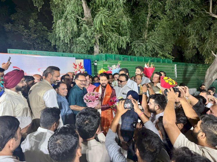 अनुराग सिंह ठाकुर के जन्मदिन पर आवास पर बधाई देने उमड़ी सैकड़ों की भीड़