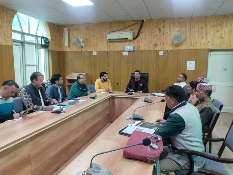 बंजार में एसडीएम पंकज शर्मा की अध्यक्षता में वन अधिकारों पर बैठक सम्पन्न।