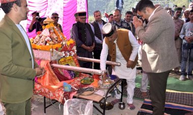 किसानों-बागवानों को कृषि की आधुनिक तकनीक अपनाने, नकदी फसलें उगाने तथा प्राकृतिक खेती की ओर प्रेरित करने के किए जा रहे प्रयास – विक्रमादित्य सिंह