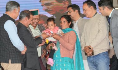 मुख्यमंत्री ने मंडी में आपदा प्रभावित परिवारों को राहत राशि प्रदान की, प्रभावितों को 81 करोड़ रुपये की राहत राशि वितरित