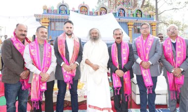 मुख्यमंत्री ने शीतला माता मंदिर में श्री श्री रविशंकर के साथ पूजा-अर्चना की