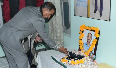 मुख्यमंत्री ने विंग कमांडर शहीद नमांश स्याल को श्रद्धांजलि अर्पित की