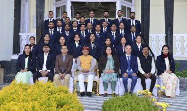 वित्त एवं लेखा सेवा प्रशिक्षु अधिकारियों ने राज्यपाल से भेंट की