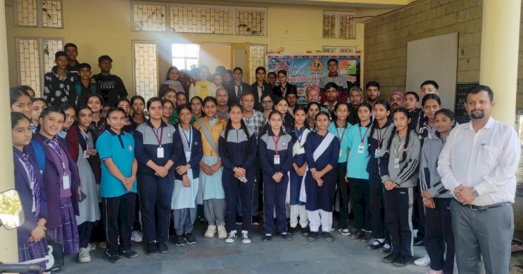 बच्चों ने पहाड़ी में दिए भाषण और निबंध, लोकोक्तियां एवं पहेलियां भी लिखीं