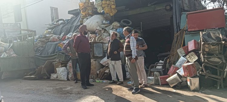 बिलासपुर में मुख्य सड़क के किनारे दुकानों का एसडीएम ने किया निरीक्षण