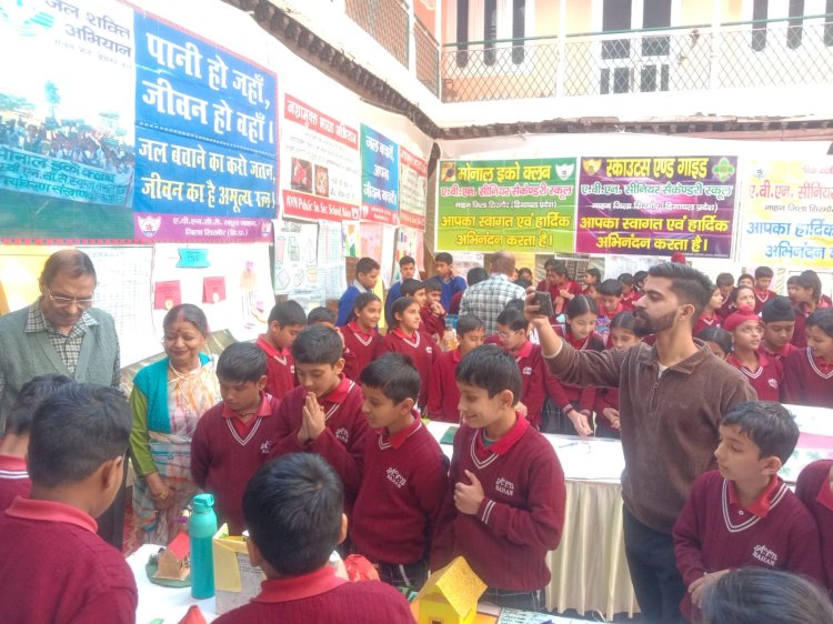 एवीएन स्कूल में बच्चों ने समसामयिक मॉडल बनाकर प्रस्तुत की विकसित और शिक्षित भारत की तस्वीर