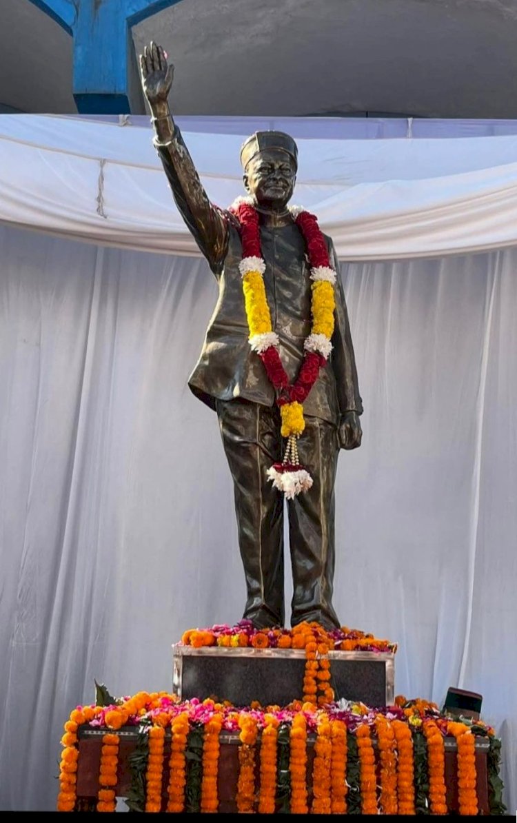 रोहड़ू में हुआ राजा वीरभद्र सिंह की प्रतिमा का अनावरण