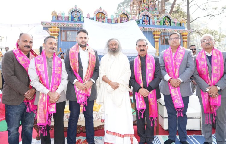 मुख्यमंत्री ने शीतला माता मंदिर में श्री श्री रविशंकर के साथ पूजा-अर्चना की