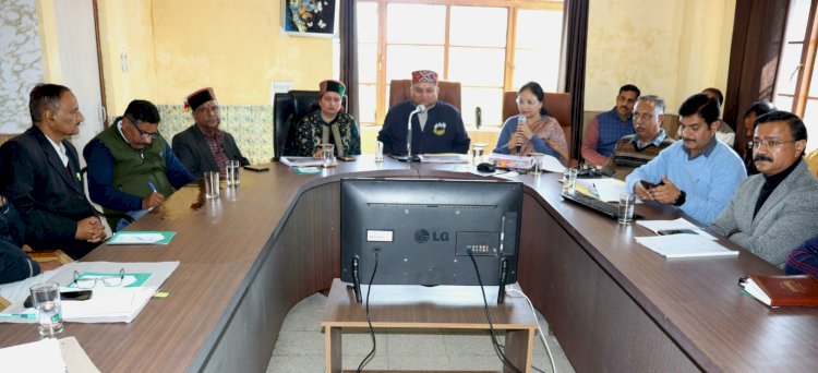 विधान सभा उपाध्यक्ष विनय कुमार ने पच्छाद के सराहां में उपमंडल स्तर पर आयोजित हुई विकासात्मक कार्यों तथा शिकायत निवारण समिति की बैठक की अध्यक्षता की।