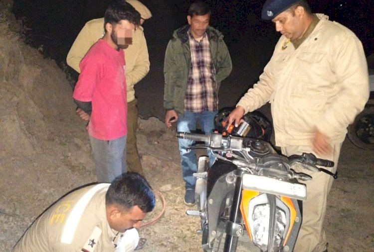 नाहन: शिमला रोड निवासी कृष्ण के कब्जे से पकड़े 100 नशीले कैप्सूल एसआईयू टीम ने पांवटा में धरा एक आरोपी के साथ.....