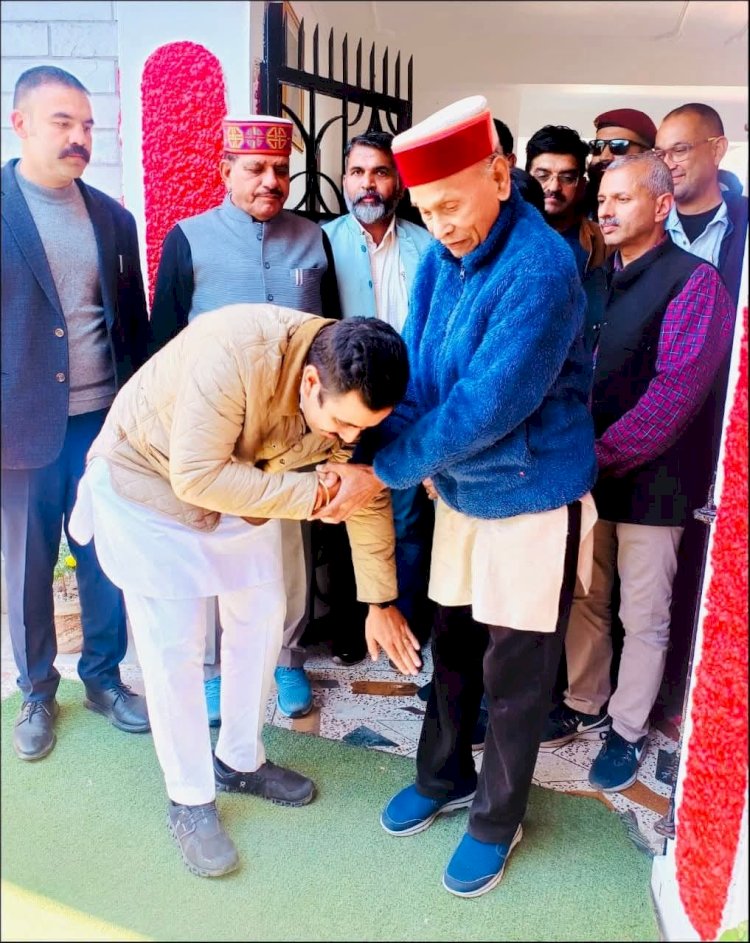 विक्रमादित्य सिंह ने प्रेम कुमार धूमल से की भेंट, रंजना के परिजनों को ढांढस बंधाया