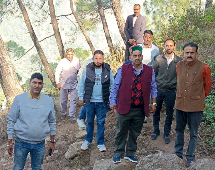 उपमुख्य सचेतक केवल सिंह पठानिया ने पैदल दौरा कर सुनी ग्रामीणों की समस्याएं