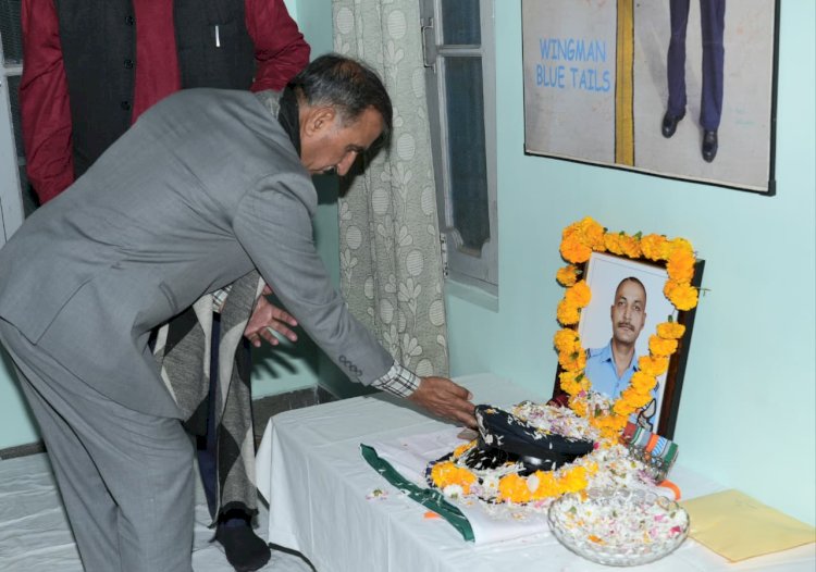 मुख्यमंत्री ने विंग कमांडर शहीद नमांश स्याल को श्रद्धांजलि अर्पित की