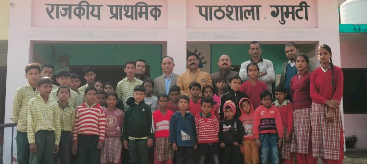 नाहन: गुमटी स्कुल का औचक निरीक्षण,मिली खामियां,शिक्षकों को कारण बताओं नोटिस, छात्रों में सामान्य ज्ञान की कमी...