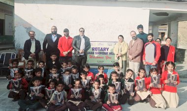 रोटरी क्लब नाहन सिरमौर हिल्स ने मायना स्कूल में 27 बच्चों को बांटे स्वेटर