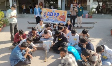 संस्कृत महाविद्यालय में कार्यकर्ताओं पर लाठी चार्ज के खिलाफ फुका सुखू का पुतला विद्यार्थी परिषद ने आक्रोश किया प्रकट