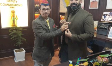 झंडा दिवस पर लेफ्टिनेंट कर्नल एस.के. कालिया ने उपायुक्त को लगाया सेना झंडा