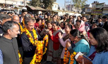 मुख्यमंत्री ने नादौन-हमीरपुर-घुमारवीं-दिल्ली वॉल्वो बस सेवा का शुभारंभ किया