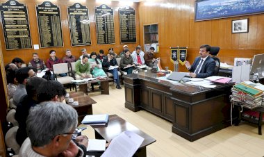 भट्टाकुफर मार्ग पर गड्ढा पड़ने की भारतीय भूवैज्ञानिक सर्वेक्षण ने उपायुक्त को सौंपी रिपोर्ट