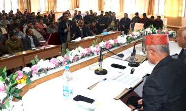 किसानों को कम प्रीमियम पर कृषि ऋण व फसल बीमा के लिए प्रेरित करें अधिकारी : प्रो. चन्द्र कुमार