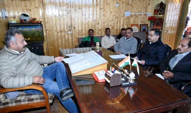 शिक्षा मंत्री ने शिक्षा विभाग की कार्य प्रणाली की समीक्षा की गुणवत्तायुक्त शिक्षा, पाठ्यक्रम शिक्षा और खेल संरचना सुदृढ़ करने पर दिया बल