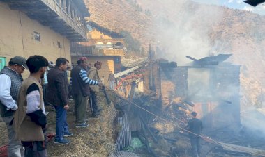 तीर्थन घाटी में नहीं थम रही आग की घटनाएं, पेखड़ी गांव फिर से चपेट में।