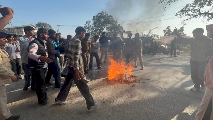 एबीवीपी का सुक्खू सरकार के खिलाफ धरना प्रदर्शन, निकाली शव यात्रा