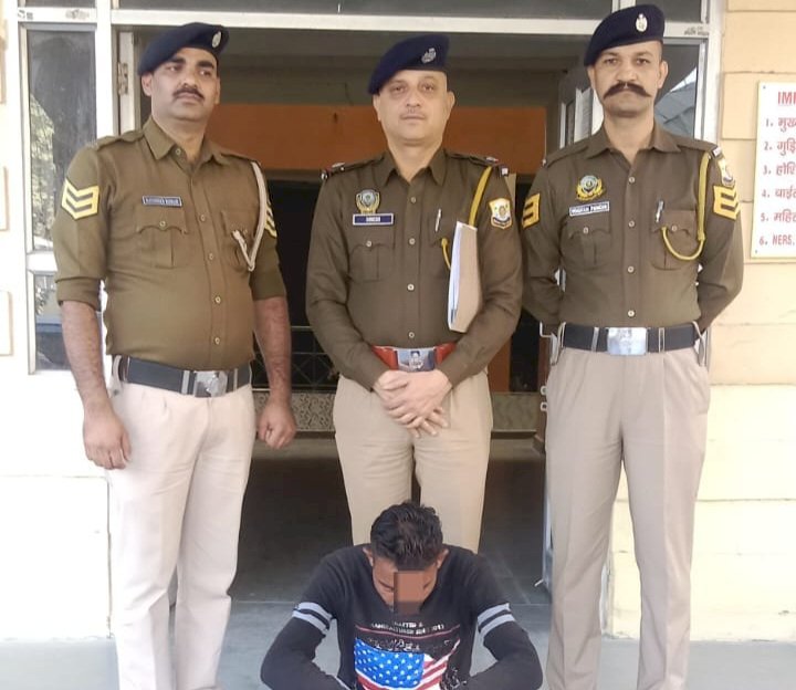 नाहन:लाल ढांग से आ रहा था पैदल  तस्कर, पांवटा पुलिस ने दबोचा,4.56 ग्राम चिट्टा पकड़ा