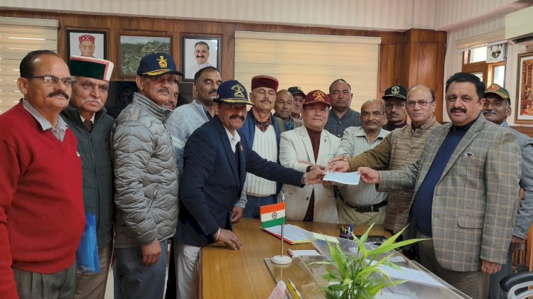 आपदा राहत कोष के लिए एक्स सर्विसमेन लीग ने किया 70 हजार रुपए का चैक भेंट