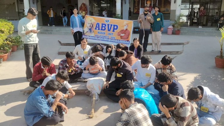 संस्कृत महाविद्यालय में कार्यकर्ताओं पर लाठी चार्ज के खिलाफ फुका सुखू का पुतला विद्यार्थी परिषद ने आक्रोश किया प्रकट