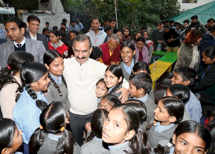 मुख्यमंत्री ने धर्मशाला में टोंग-लेन स्कूल के बच्चों से संवाद किया, अच्छे नागरिक बनने के लिए किया प्रेरित