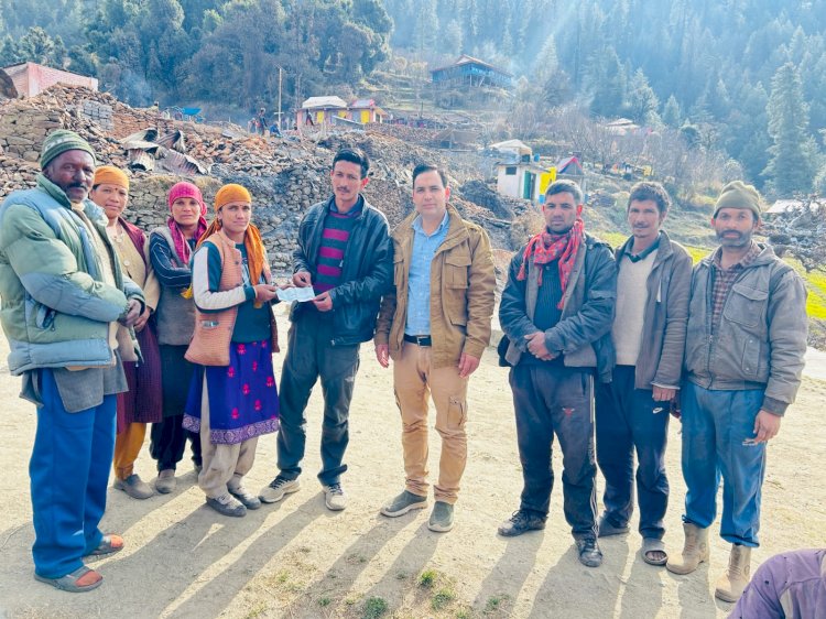 तीर्थन घाटी में झनियार गांव के आपदा पीड़ितों को मिल रही लगातार सहायता। खेलकूद एवं पर्यटन विकास समिति शिल्ही ने सौंपी 21 हजार रुपये की राहत राशि।