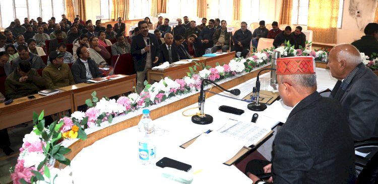 किसानों को कम प्रीमियम पर कृषि ऋण व फसल बीमा के लिए प्रेरित करें अधिकारी : प्रो. चन्द्र कुमार