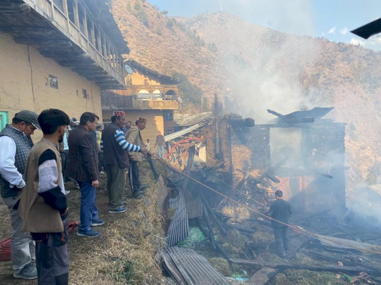तीर्थन घाटी में नहीं थम रही आग की घटनाएं, पेखड़ी गांव फिर से चपेट में।