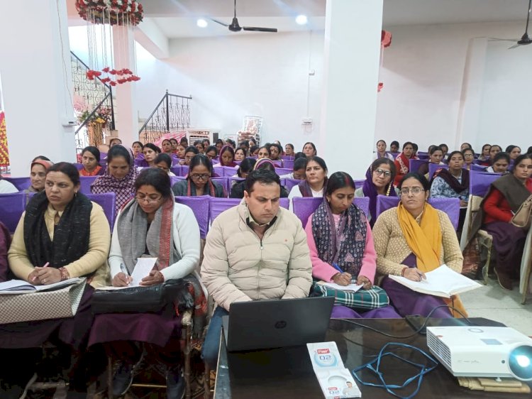 आंगनवाड़ी वर्करों को दिया जा रहा ‘पोषण भी, पढ़ाई भी’ का प्रशिक्षण