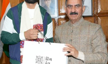 पंजाबी गायक गैरी संधू ने मुख्यमंत्री से की भेंट